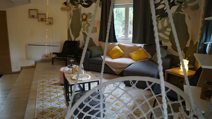 Photo du canapé et du siège suspendu