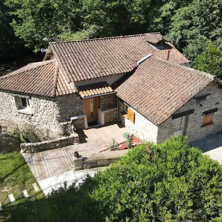 Jolie photo aérienne du moulin montrant la rivière en fond