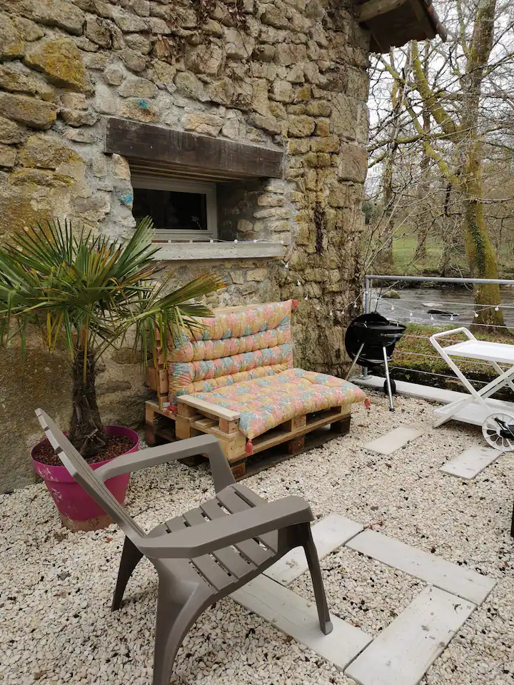 Photo du coin repos à côté du jacuzzi